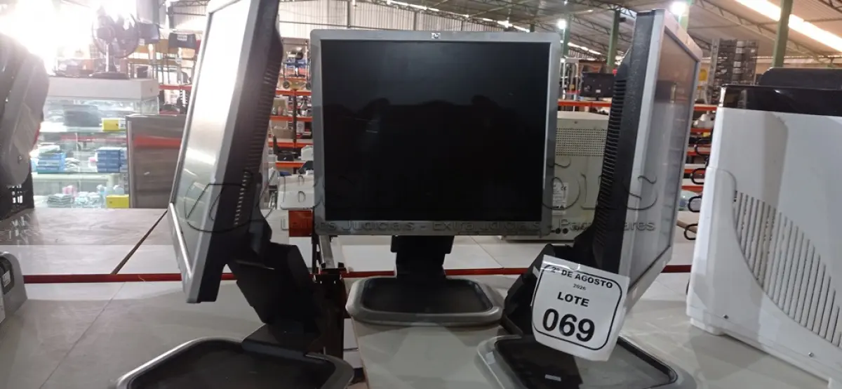 LOTE 069 - 03 MONITORES MODELO COMPAQ LA1951G MARCA HP. (NO ESTADO) ATENÇÃO! FAZER A VISITAÇÃO ANTES DE ARREMATAR, NÃO SABEMOS SE FUNCIONA, LEILÃO NÃO TEM GARANTIA E NEM DEVOLUÇÃO, SUJEITO A POSSÍVEIS AVARIAS VISÍVEIS/OCULTAS E/OU AUSÊNCIA DE COMPONENTES.