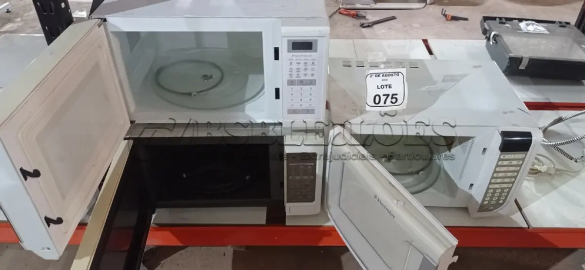 LOTE 075 - 03 MICRO-ONDAS DE MARCAS E MODELOS DIVERSOS. (NO ESTADO) ATENÇÃO! FAZER A VISITAÇÃO ANTES DE ARREMATAR, NÃO SABEMOS SE FUNCIONA, LEILÃO NÃO TEM GARANTIA E NEM DEVOLUÇÃO, SUJEITO A POSSÍVEIS AVARIAS VISÍVEIS/OCULTAS E/OU AUSÊNCIA DE COMPONENTES.