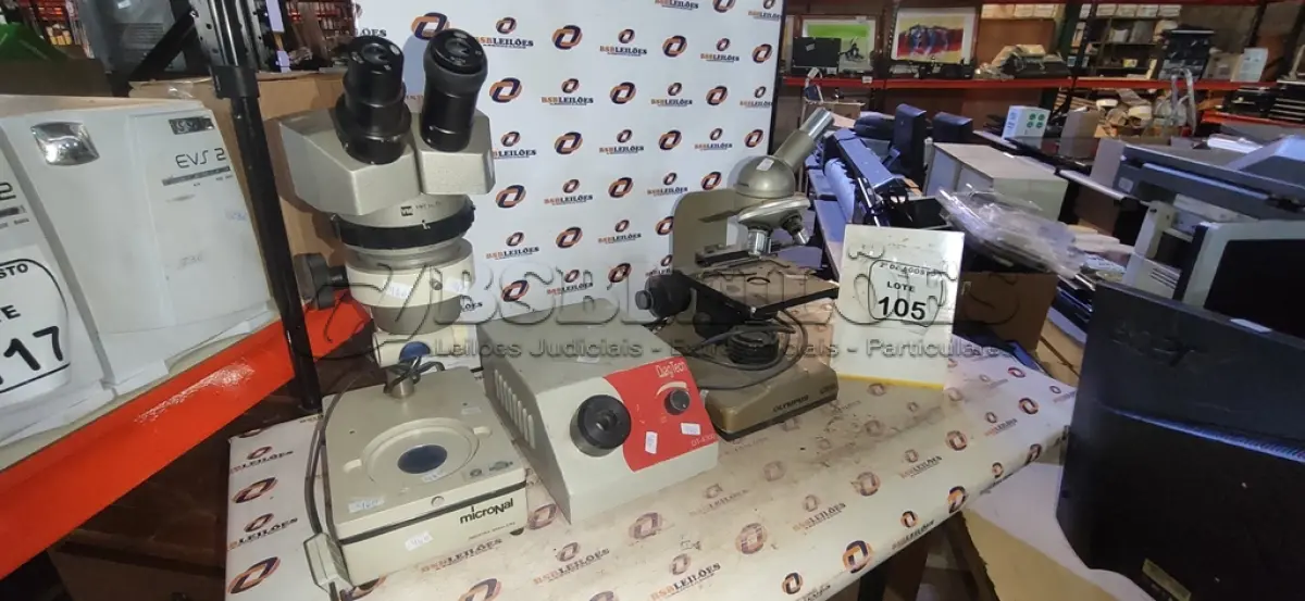 LOTE 105 - 02 MICROSCÓPIOS. (NO ESTADO) ATENÇÃO! FAZER A VISITAÇÃO ANTES DE ARREMATAR, NÃO SABEMOS SE FUNCIONA, LEILÃO NÃO TEM GARANTIA E NEM DEVOLUÇÃO, SUJEITO A POSSÍVEIS AVARIAS VISÍVEIS/OCULTAS E/OU AUSÊNCIA DE COMPONENTES.