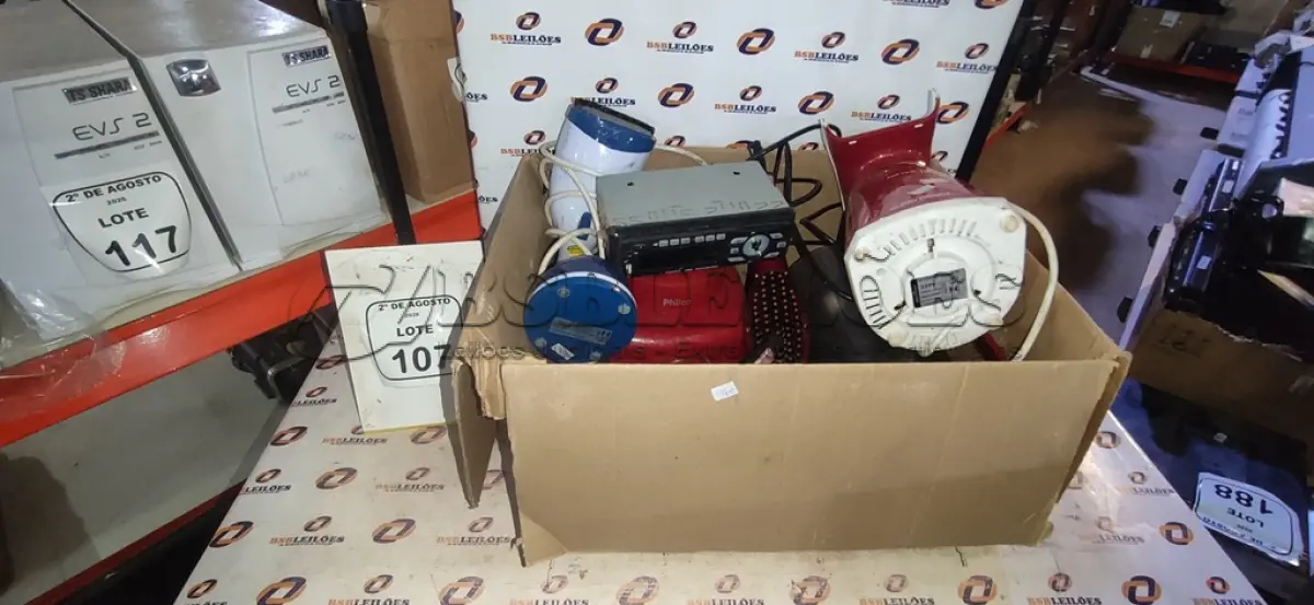 LOTE 107 - 01 PASSADOR DE ROUPA A VAPOR, 01 PIPOQUEIRA, 01 ESCOVA DE CABELO ELÉTRICA, 01 PRANCHA DE CABELO, 01 LÂMPADA DE EMERGÊNCIA, 01 LIQUIDIFICADOR E 01 APARELHO DE SOM AUTOMOTIVO. (NO ESTADO) ATENÇÃO! FAZER A VISITAÇÃO ANTES DE ARREMATAR, NÃO SABEMOS SE FUNCIONA, LEILÃO NÃO TEM GARANTIA E NEM DEVOLUÇÃO, SUJEITO A POSSÍVEIS AVARIAS VISÍVEIS/OCULTAS E/OU AUSÊNCIA DE COMPONENTES.