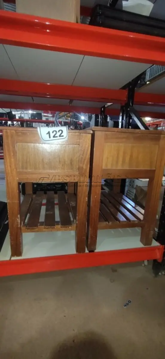 LOTE 122 - 02 CRIADOS MUDO EM MADEIRA COM 01 GAVETA. (NO ESTADO) ATENÇÃO! FAZER A VISITAÇÃO ANTES DE ARREMATAR, NÃO SABEMOS SE FUNCIONA, LEILÃO NÃO TEM GARANTIA E NEM DEVOLUÇÃO, SUJEITO A POSSÍVEIS AVARIAS VISÍVEIS/OCULTAS E/OU AUSÊNCIA DE COMPONENTES.