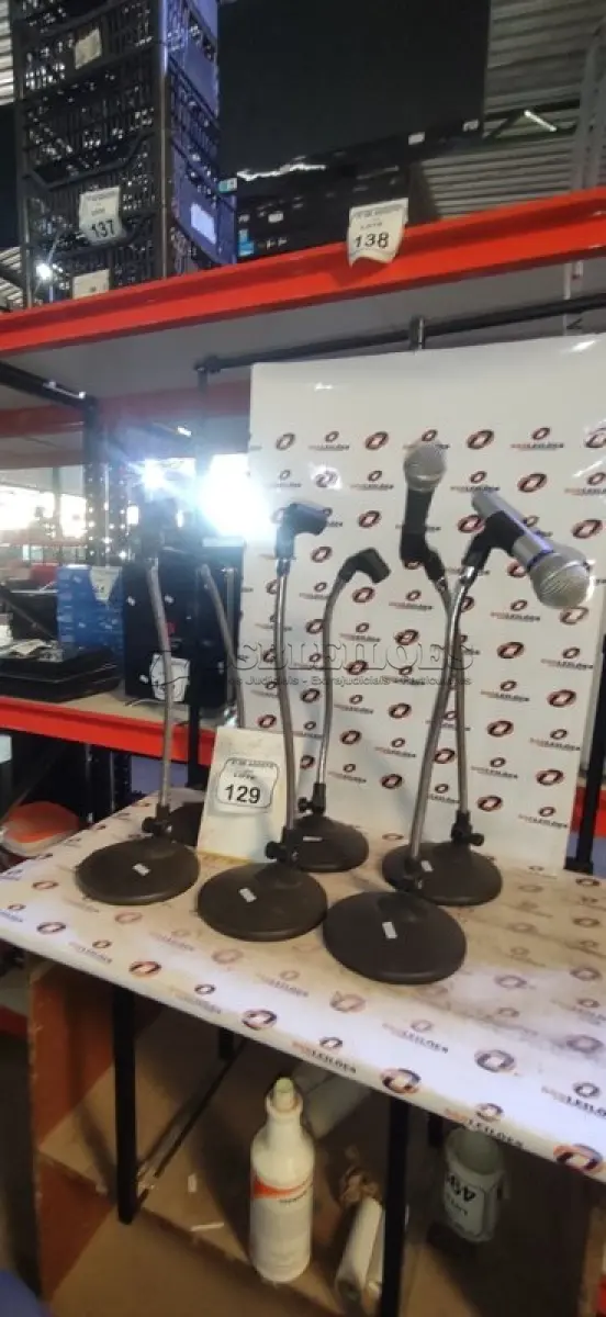 LOTE 129 - 06 SUPORTES DE MICROFONE COM 03 MICROFONES DE MARCAS E MODELOS DIVERSOS. (NO ESTADO) ATENÇÃO! FAZER A VISITAÇÃO ANTES DE ARREMATAR, NÃO SABEMOS SE FUNCIONA, LEILÃO NÃO TEM GARANTIA E NEM DEVOLUÇÃO, SUJEITO A POSSÍVEIS AVARIAS VISÍVEIS/OCULTAS E/OU AUSÊNCIA DE COMPONENTES.