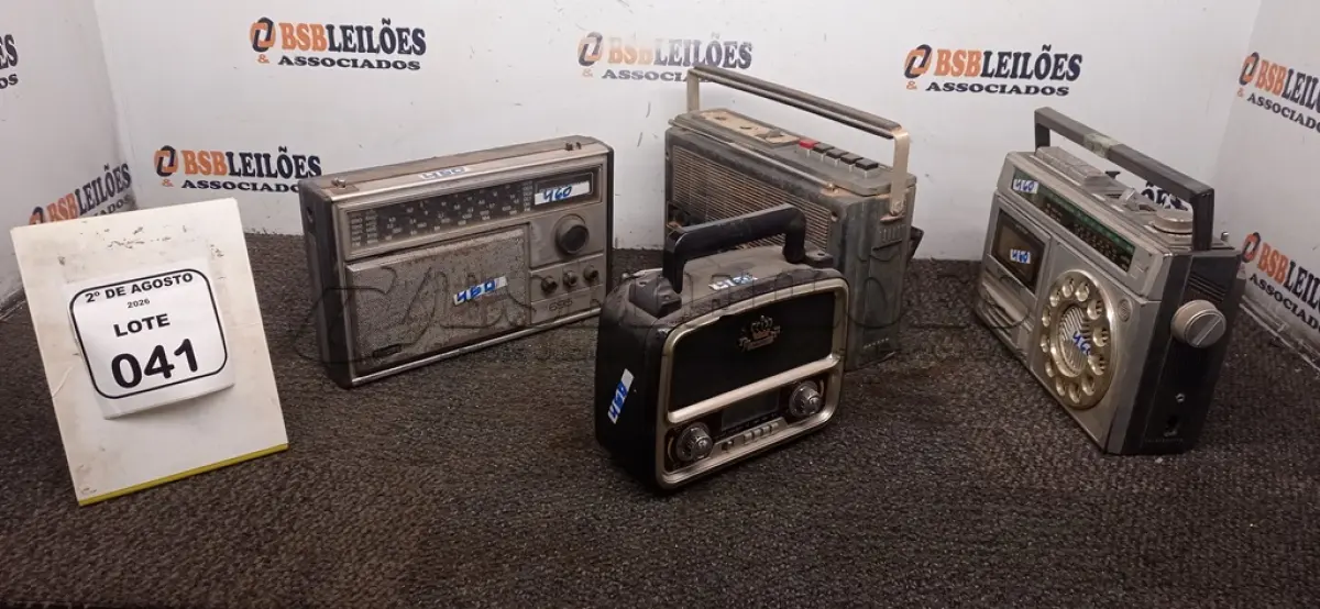 LOTE 041 - 04 RÁDIOS DE MODELOS ANTIGOS DE MARCAS E MODELOS DIVERSOS. (NO ESTADO) ATENÇÃO! FAZER A VISITAÇÃO ANTES DE ARREMATAR, NÃO SABEMOS SE FUNCIONA, LEILÃO NÃO TEM GARANTIA E NEM DEVOLUÇÃO, SUJEITO A POSSÍVEIS AVARIAS VISÍVEIS/OCULTAS E/OU AUSÊNCIA DE COMPONENTES.
