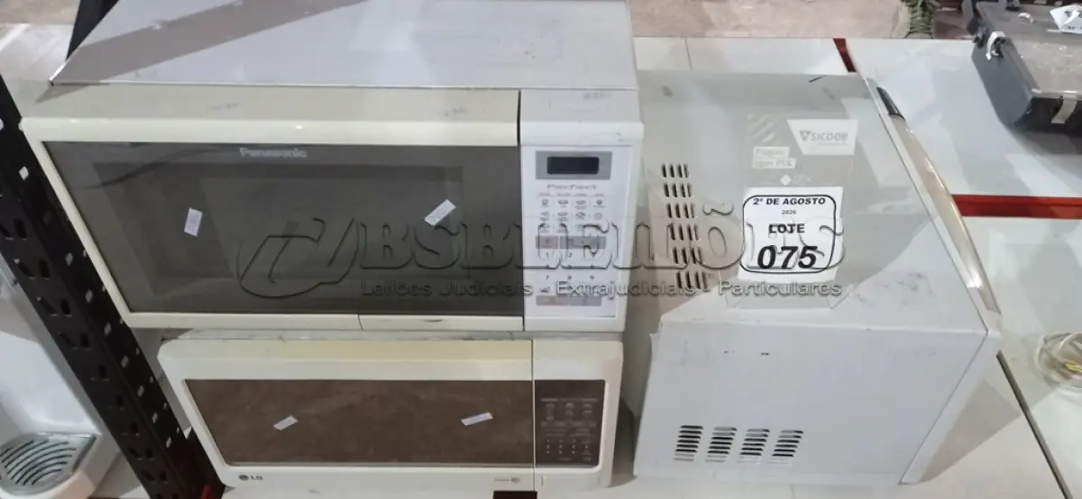 LOTE 075 - 03 MICRO-ONDAS DE MARCAS E MODELOS DIVERSOS. (NO ESTADO) ATENÇÃO! FAZER A VISITAÇÃO ANTES DE ARREMATAR, NÃO SABEMOS SE FUNCIONA, LEILÃO NÃO TEM GARANTIA E NEM DEVOLUÇÃO, SUJEITO A POSSÍVEIS AVARIAS VISÍVEIS/OCULTAS E/OU AUSÊNCIA DE COMPONENTES.
