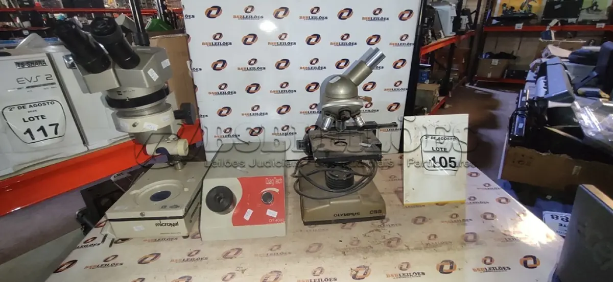 LOTE 105 - 02 MICROSCÓPIOS. (NO ESTADO) ATENÇÃO! FAZER A VISITAÇÃO ANTES DE ARREMATAR, NÃO SABEMOS SE FUNCIONA, LEILÃO NÃO TEM GARANTIA E NEM DEVOLUÇÃO, SUJEITO A POSSÍVEIS AVARIAS VISÍVEIS/OCULTAS E/OU AUSÊNCIA DE COMPONENTES.