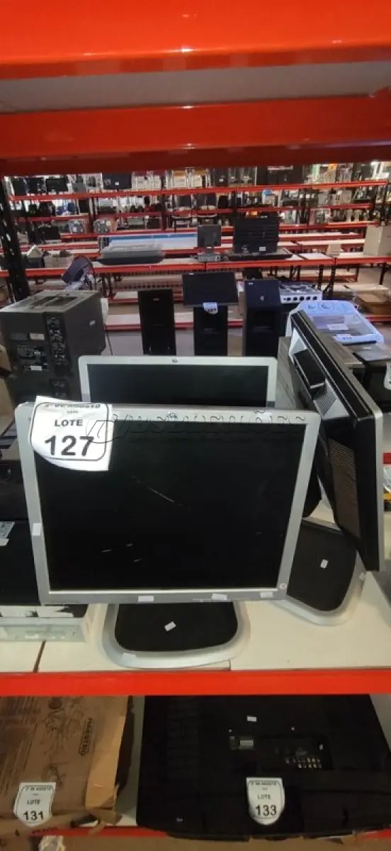 LOTE 127 - 03 MONITORES MODELO COMPAQ LA1951G MARCA HP. (NO ESTADO) ATENÇÃO! FAZER A VISITAÇÃO ANTES DE ARREMATAR, NÃO SABEMOS SE FUNCIONA, LEILÃO NÃO TEM GARANTIA E NEM DEVOLUÇÃO, SUJEITO A POSSÍVEIS AVARIAS VISÍVEIS/OCULTAS E/OU AUSÊNCIA DE COMPONENTES.