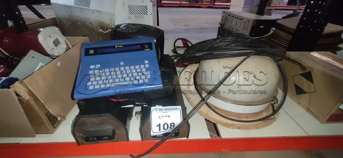 LOTE 108 - 02 TRAVAS ELETROMAGNÉTICA, 02 RELÓGIOS DE PONTO, 01 TERMINAL DE TELECOMUNICAÇÃO E 01 ANTENA DE RASTREIO. (NO ESTADO) ATENÇÃO! FAZER A VISITAÇÃO ANTES DE ARREMATAR, NÃO SABEMOS SE FUNCIONA, LEILÃO NÃO TEM GARANTIA E NEM DEVOLUÇÃO, SUJEITO A POSSÍVEIS AVARIAS VISÍVEIS/OCULTAS E/OU AUSÊNCIA DE COMPONENTES.