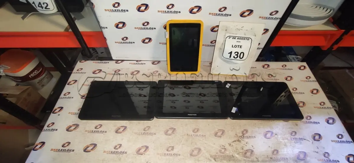 LOTE 130 - 04 TABLETS DE MARCAS E MODELOS DIVERSOS SEM FONTE. (NO ESTADO) ATENÇÃO! FAZER A VISITAÇÃO ANTES DE ARREMATAR, NÃO SABEMOS SE FUNCIONA, LEILÃO NÃO TEM GARANTIA E NEM DEVOLUÇÃO, SUJEITO A POSSÍVEIS AVARIAS VISÍVEIS/OCULTAS E/OU AUSÊNCIA DE COMPONENTES.
