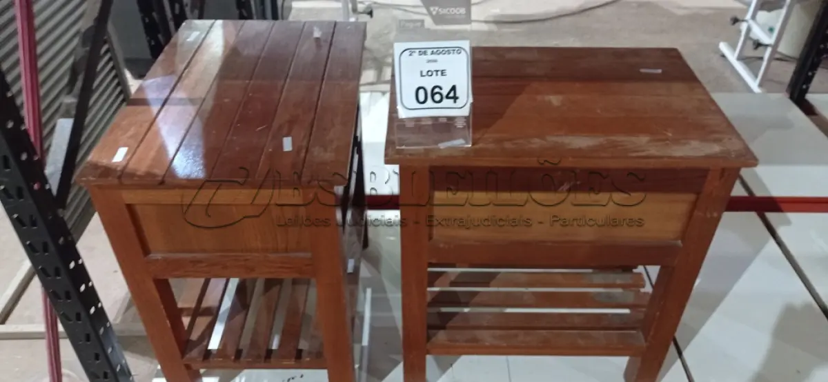 LOTE 064 - 02 CRIADOS MUDO EM MADEIRA COM 01 GAVETA. (NO ESTADO) ATENÇÃO! FAZER A VISITAÇÃO ANTES DE ARREMATAR, NÃO SABEMOS SE FUNCIONA, LEILÃO NÃO TEM GARANTIA E NEM DEVOLUÇÃO, SUJEITO A POSSÍVEIS AVARIAS VISÍVEIS/OCULTAS E/OU AUSÊNCIA DE COMPONENTES.