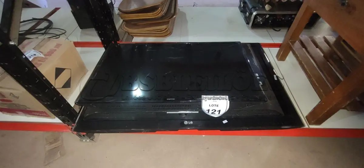 LOTE 121 - 03 TVS DE TAMANHOS E MARCAS DIVERSAS PARA RETIRADA DE PEÇAS. (NO ESTADO) ATENÇÃO! FAZER A VISITAÇÃO ANTES DE ARREMATAR, NÃO SABEMOS SE FUNCIONA, LEILÃO NÃO TEM GARANTIA E NEM DEVOLUÇÃO, SUJEITO A POSSÍVEIS AVARIAS VISÍVEIS/OCULTAS E/OU AUSÊNCIA DE COMPONENTES.