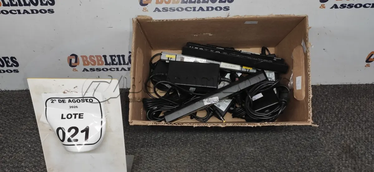 LOTE 021 - 05 FONTES CONVERSOR/ADAPTADOR DE ENERGIA 12V E 03 BATERIAS DE NOTEBOOK. (NO ESTADO) ATENÇÃO! FAZER A VISITAÇÃO ANTES DE ARREMATAR, NÃO SABEMOS SE FUNCIONA, LEILÃO NÃO TEM GARANTIA E NEM DEVOLUÇÃO, SUJEITO A POSSÍVEIS AVARIAS VISÍVEIS/OCULTAS E/OU AUSÊNCIA DE COMPONENTES.