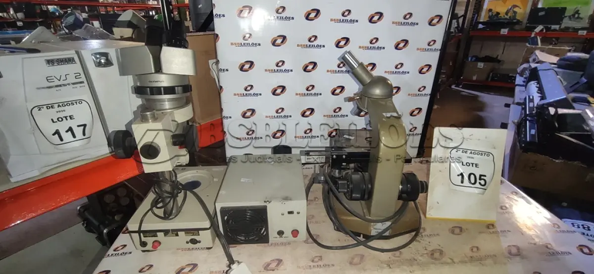 LOTE 105 - 02 MICROSCÓPIOS. (NO ESTADO) ATENÇÃO! FAZER A VISITAÇÃO ANTES DE ARREMATAR, NÃO SABEMOS SE FUNCIONA, LEILÃO NÃO TEM GARANTIA E NEM DEVOLUÇÃO, SUJEITO A POSSÍVEIS AVARIAS VISÍVEIS/OCULTAS E/OU AUSÊNCIA DE COMPONENTES.