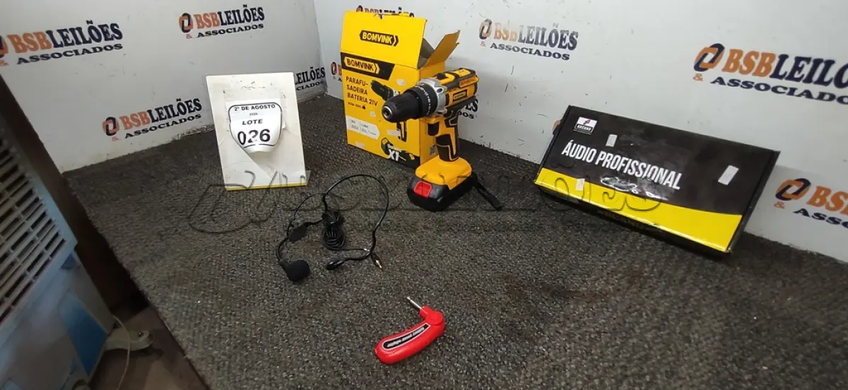 LOTE 026 - 01 PARAFUSADEIRA BATERIA 21V MARCA BOMVINK E 01 MICROFONE AURICULAR MARCA ARCANO. (NO ESTADO) ATENÇÃO! FAZER A VISITAÇÃO ANTES DE ARREMATAR, NÃO SABEMOS SE FUNCIONA, LEILÃO NÃO TEM GARANTIA E NEM DEVOLUÇÃO, SUJEITO A POSSÍVEIS AVARIAS VISÍVEIS/OCULTAS E/OU AUSÊNCIA DE COMPONENTES.