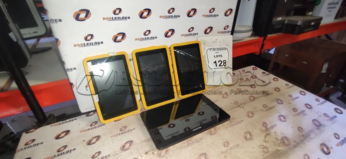 LOTE 128 - 04 TABLETS DE MARCAS E MODELOS DIVERSOS SEM FONTE. (NO ESTADO) ATENÇÃO! FAZER A VISITAÇÃO ANTES DE ARREMATAR, NÃO SABEMOS SE FUNCIONA, LEILÃO NÃO TEM GARANTIA E NEM DEVOLUÇÃO, SUJEITO A POSSÍVEIS AVARIAS VISÍVEIS/OCULTAS E/OU AUSÊNCIA DE COMPONENTES.