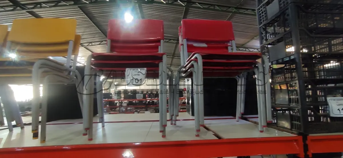 LOTE 101 - 06 CADEIRAS INFANTIS NA COR VERMELHA. (NO ESTADO) ATENÇÃO! FAZER A VISITAÇÃO ANTES DE ARREMATAR, NÃO SABEMOS SE FUNCIONA, LEILÃO NÃO TEM GARANTIA E NEM DEVOLUÇÃO, SUJEITO A POSSÍVEIS AVARIAS VISÍVEIS/OCULTAS E/OU AUSÊNCIA DE COMPONENTES.