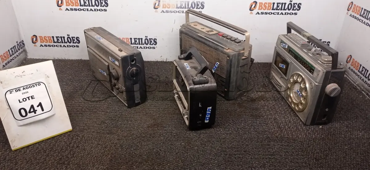 LOTE 041 - 04 RÁDIOS DE MODELOS ANTIGOS DE MARCAS E MODELOS DIVERSOS. (NO ESTADO) ATENÇÃO! FAZER A VISITAÇÃO ANTES DE ARREMATAR, NÃO SABEMOS SE FUNCIONA, LEILÃO NÃO TEM GARANTIA E NEM DEVOLUÇÃO, SUJEITO A POSSÍVEIS AVARIAS VISÍVEIS/OCULTAS E/OU AUSÊNCIA DE COMPONENTES.