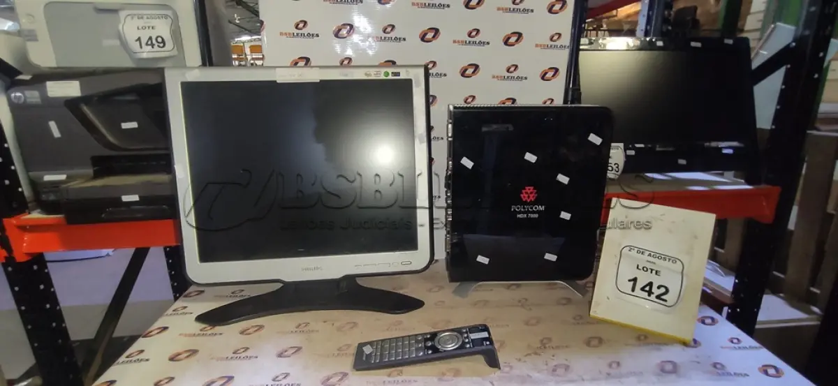 LOTE 142 - 01 APARELHO DE VIDEOCONFERÊNCIA MODELO HDX 7000 MARCA POLYCOM E 01 MONITOR MARCA PHILIPS. (NO ESTADO) ATENÇÃO! FAZER A VISITAÇÃO ANTES DE ARREMATAR, NÃO SABEMOS SE FUNCIONA, LEILÃO NÃO TEM GARANTIA E NEM DEVOLUÇÃO, SUJEITO A POSSÍVEIS AVARIAS VISÍVEIS/OCULTAS E/OU AUSÊNCIA DE COMPONENTES.