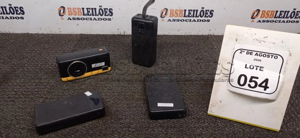 LOTE 054 - 04 POWER BANK DE MARCAS DIVERSAS. (NO ESTADO) ATENÇÃO! FAZER A VISITAÇÃO ANTES DE ARREMATAR, NÃO SABEMOS SE FUNCIONA, LEILÃO NÃO TEM GARANTIA E NEM DEVOLUÇÃO, SUJEITO A POSSÍVEIS AVARIAS VISÍVEIS/OCULTAS E/OU AUSÊNCIA DE COMPONENTES.