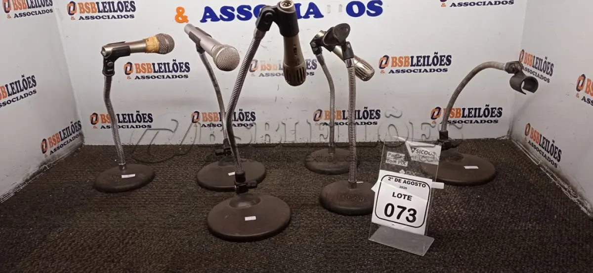 LOTE 073 - 06 SUPORTES DE MICROFONE COM 04 MICROFONES DE MARCAS E MODELOS DIVERSOS. (NO ESTADO) ATENÇÃO! FAZER A VISITAÇÃO ANTES DE ARREMATAR, NÃO SABEMOS SE FUNCIONA, LEILÃO NÃO TEM GARANTIA E NEM DEVOLUÇÃO, SUJEITO A POSSÍVEIS AVARIAS VISÍVEIS/OCULTAS E/OU AUSÊNCIA DE COMPONENTES.