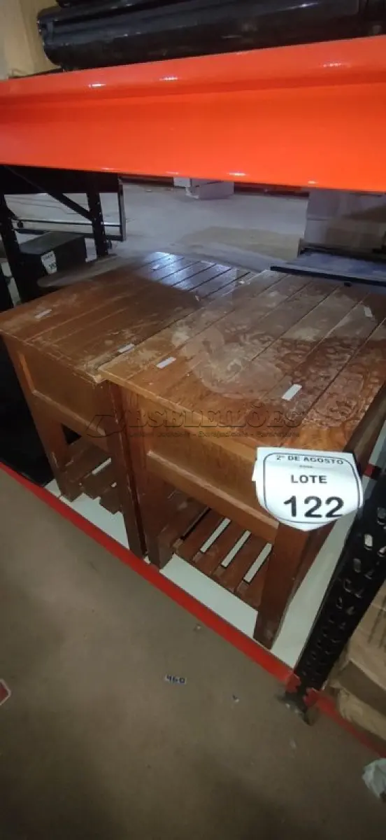 LOTE 122 - 02 CRIADOS MUDO EM MADEIRA COM 01 GAVETA. (NO ESTADO) ATENÇÃO! FAZER A VISITAÇÃO ANTES DE ARREMATAR, NÃO SABEMOS SE FUNCIONA, LEILÃO NÃO TEM GARANTIA E NEM DEVOLUÇÃO, SUJEITO A POSSÍVEIS AVARIAS VISÍVEIS/OCULTAS E/OU AUSÊNCIA DE COMPONENTES.