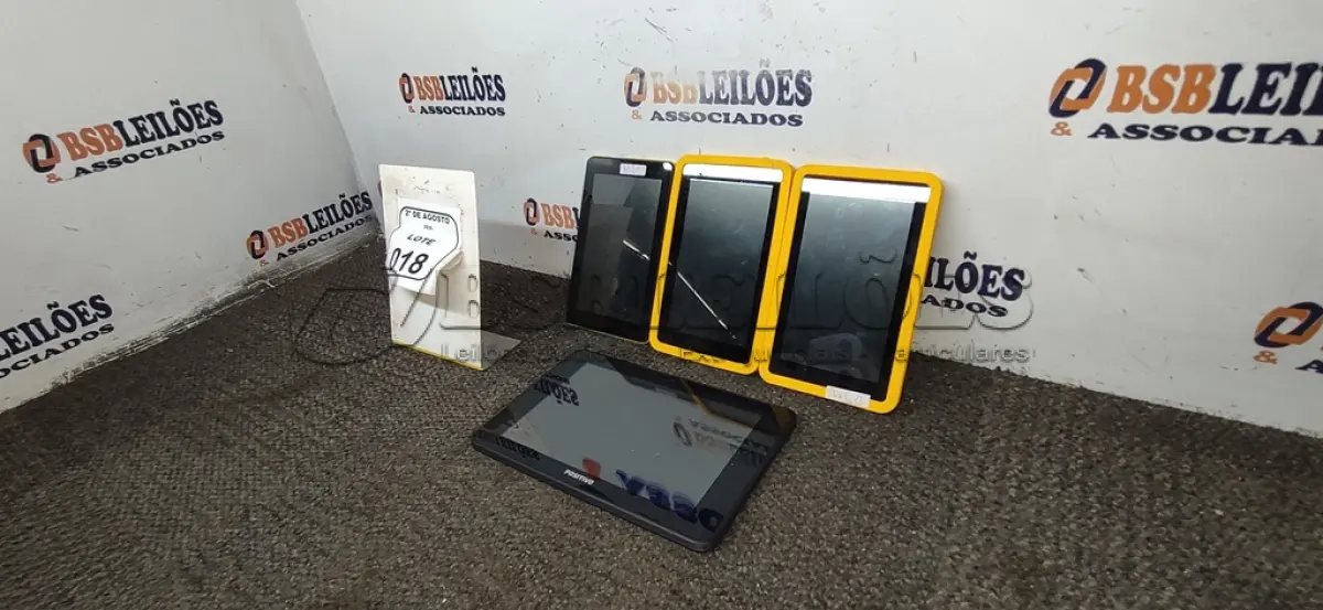 LOTE 018 - 04 TABLETS DE MARCAS E MODELOS DIVERSOS SEM FONTE. (NO ESTADO) ATENÇÃO! FAZER A VISITAÇÃO ANTES DE ARREMATAR, NÃO SABEMOS SE FUNCIONA, LEILÃO NÃO TEM GARANTIA E NEM DEVOLUÇÃO, SUJEITO A POSSÍVEIS AVARIAS VISÍVEIS/OCULTAS E/OU AUSÊNCIA DE COMPONENTES.