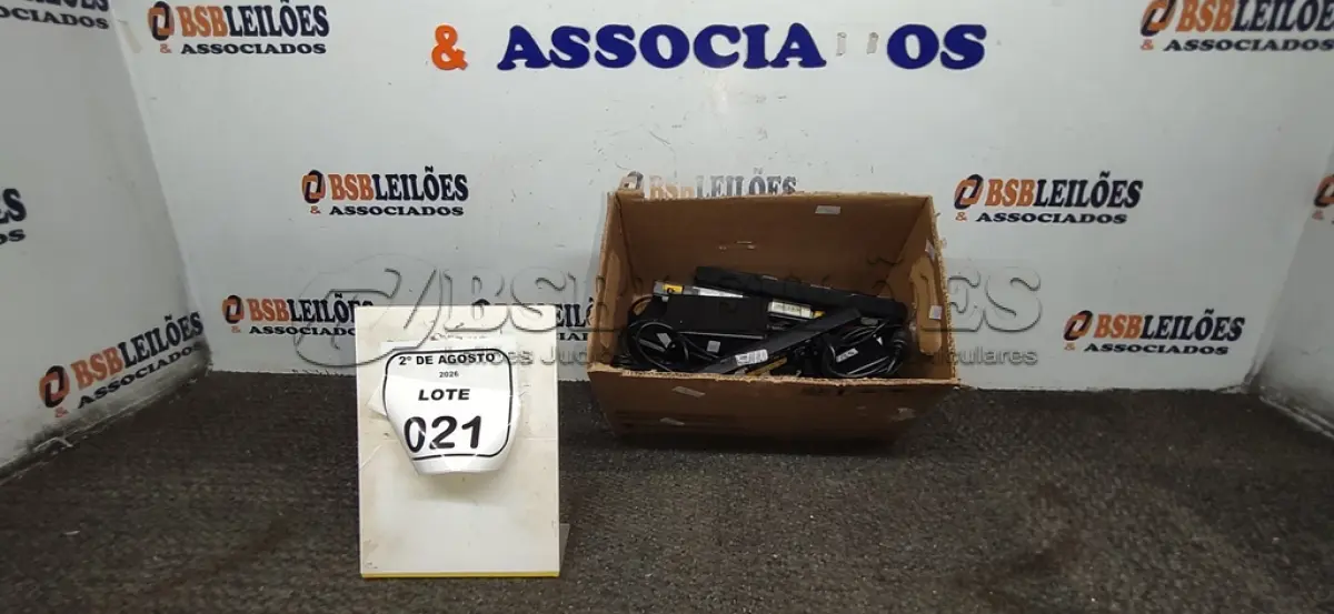 LOTE 021 - 05 FONTES CONVERSOR/ADAPTADOR DE ENERGIA 12V E 03 BATERIAS DE NOTEBOOK. (NO ESTADO) ATENÇÃO! FAZER A VISITAÇÃO ANTES DE ARREMATAR, NÃO SABEMOS SE FUNCIONA, LEILÃO NÃO TEM GARANTIA E NEM DEVOLUÇÃO, SUJEITO A POSSÍVEIS AVARIAS VISÍVEIS/OCULTAS E/OU AUSÊNCIA DE COMPONENTES.