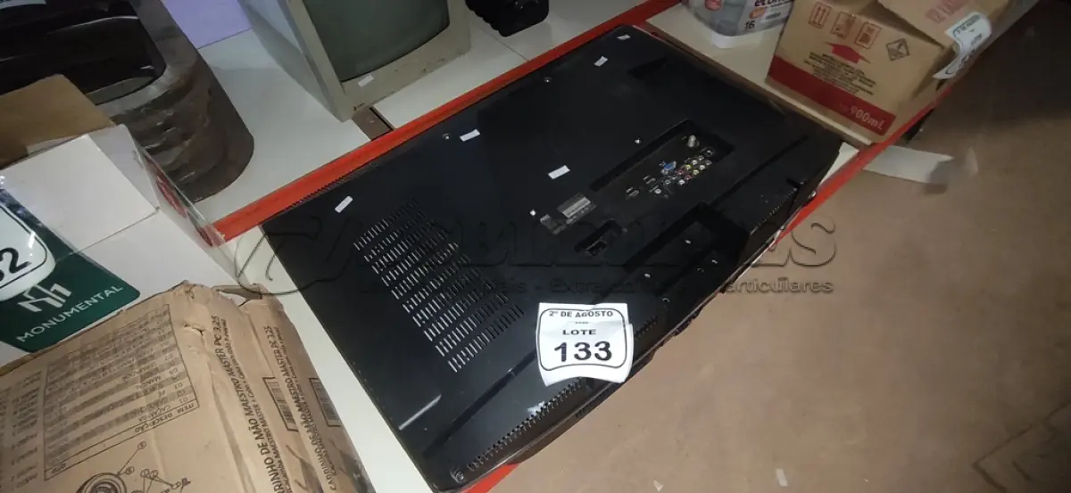 LOTE 133 - 02 TVS 32’’ MARCAS AOC E LG PARA RETIRADA DE PEÇAS. (NO ESTADO) ATENÇÃO! FAZER A VISITAÇÃO ANTES DE ARREMATAR, NÃO SABEMOS SE FUNCIONA, LEILÃO NÃO TEM GARANTIA E NEM DEVOLUÇÃO, SUJEITO A POSSÍVEIS AVARIAS VISÍVEIS/OCULTAS E/OU AUSÊNCIA DE COMPONENTES.