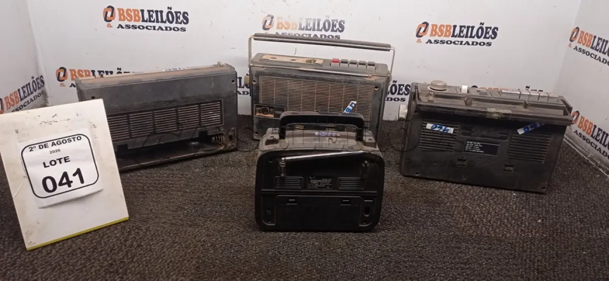 LOTE 041 - 04 RÁDIOS DE MODELOS ANTIGOS DE MARCAS E MODELOS DIVERSOS. (NO ESTADO) ATENÇÃO! FAZER A VISITAÇÃO ANTES DE ARREMATAR, NÃO SABEMOS SE FUNCIONA, LEILÃO NÃO TEM GARANTIA E NEM DEVOLUÇÃO, SUJEITO A POSSÍVEIS AVARIAS VISÍVEIS/OCULTAS E/OU AUSÊNCIA DE COMPONENTES.