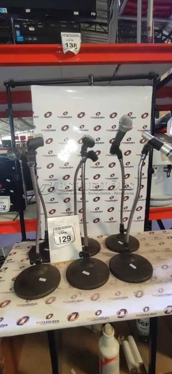 LOTE 129 - 06 SUPORTES DE MICROFONE COM 03 MICROFONES DE MARCAS E MODELOS DIVERSOS. (NO ESTADO) ATENÇÃO! FAZER A VISITAÇÃO ANTES DE ARREMATAR, NÃO SABEMOS SE FUNCIONA, LEILÃO NÃO TEM GARANTIA E NEM DEVOLUÇÃO, SUJEITO A POSSÍVEIS AVARIAS VISÍVEIS/OCULTAS E/OU AUSÊNCIA DE COMPONENTES.