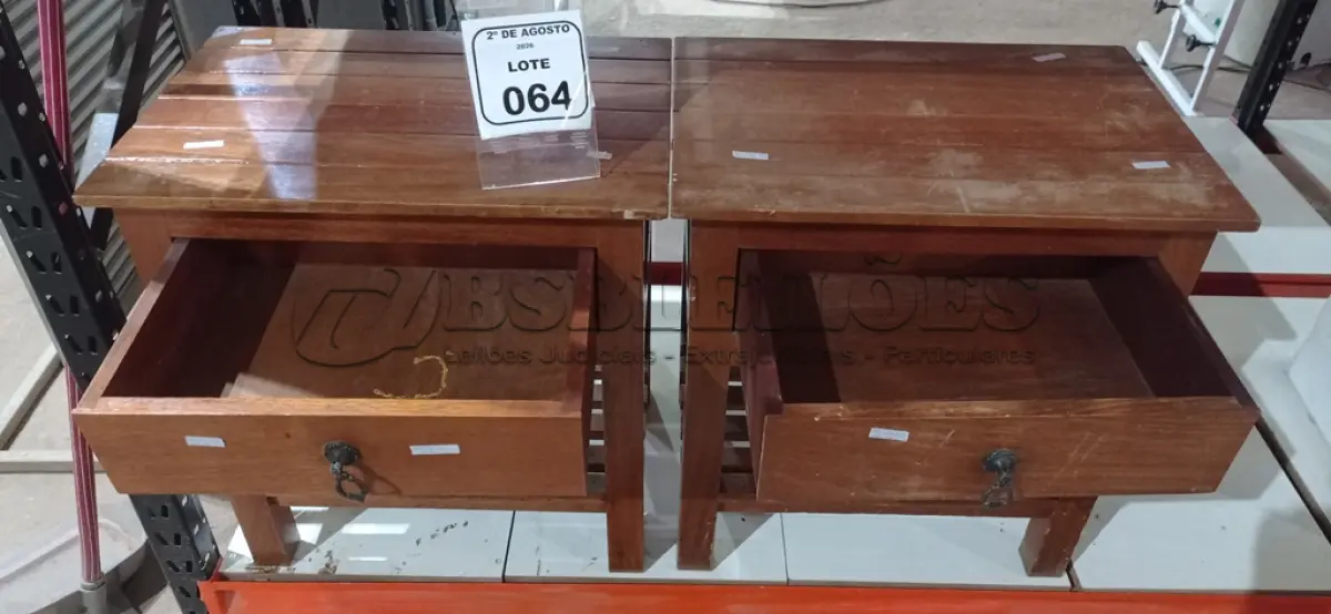 LOTE 064 - 02 CRIADOS MUDO EM MADEIRA COM 01 GAVETA. (NO ESTADO) ATENÇÃO! FAZER A VISITAÇÃO ANTES DE ARREMATAR, NÃO SABEMOS SE FUNCIONA, LEILÃO NÃO TEM GARANTIA E NEM DEVOLUÇÃO, SUJEITO A POSSÍVEIS AVARIAS VISÍVEIS/OCULTAS E/OU AUSÊNCIA DE COMPONENTES.