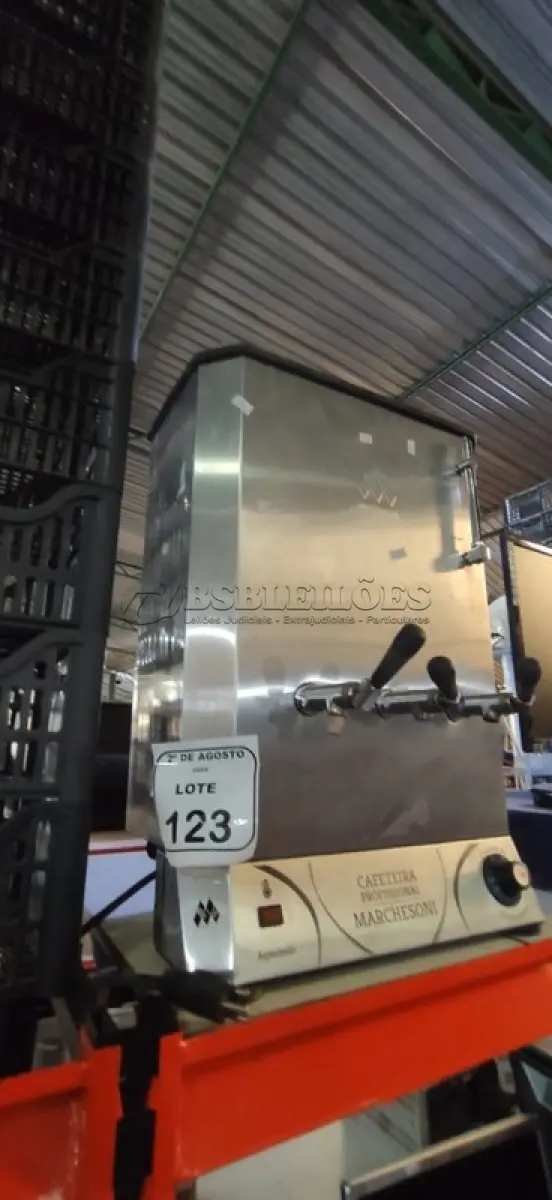 LOTE 123 - 01 CAFETEIRA INDUSTRIAL MARCA MARCHESONI. (NO ESTADO) ATENÇÃO! FAZER A VISITAÇÃO ANTES DE ARREMATAR, NÃO SABEMOS SE FUNCIONA, LEILÃO NÃO TEM GARANTIA E NEM DEVOLUÇÃO, SUJEITO A POSSÍVEIS AVARIAS VISÍVEIS/OCULTAS E/OU AUSÊNCIA DE COMPONENTES.