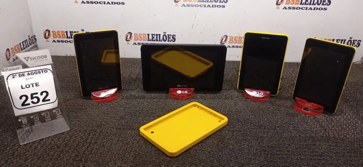 LOTE 252 - 04 TABLETS SEM FONTES. (NO ESTADO) ATENÇÃO! FAZER A VISITAÇÃO ANTES DE ARREMATAR, NÃO SABEMOS SE FUNCIONA, LEILÃO NÃO TEM GARANTIA E NEM DEVOLUÇÃO, SUJEITO A POSSÍVEIS AVARIAS VISÍVEIS/OCULTAS E/OU AUSÊNCIA DE COMPONENTES.