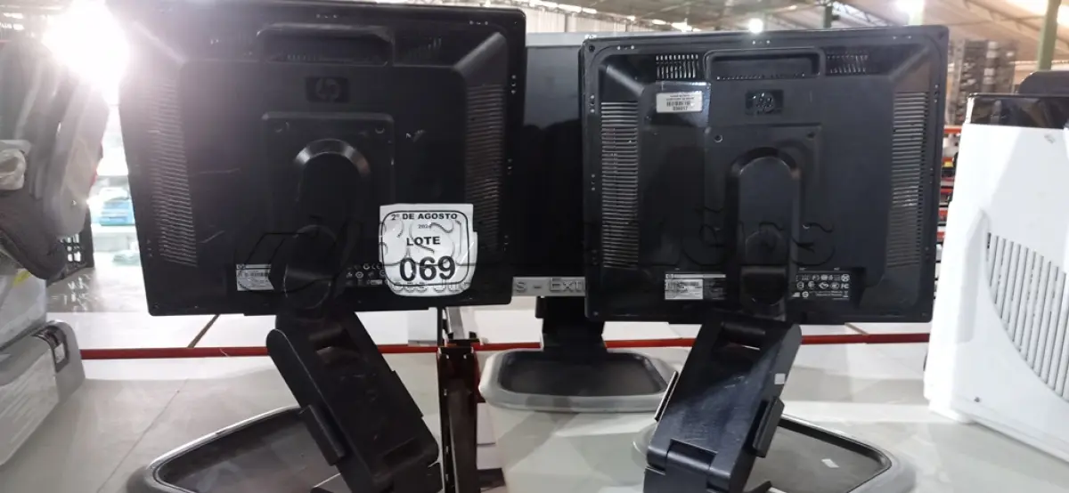 LOTE 069 - 03 MONITORES MODELO COMPAQ LA1951G MARCA HP. (NO ESTADO) ATENÇÃO! FAZER A VISITAÇÃO ANTES DE ARREMATAR, NÃO SABEMOS SE FUNCIONA, LEILÃO NÃO TEM GARANTIA E NEM DEVOLUÇÃO, SUJEITO A POSSÍVEIS AVARIAS VISÍVEIS/OCULTAS E/OU AUSÊNCIA DE COMPONENTES.