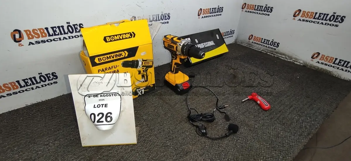 LOTE 026 - 01 PARAFUSADEIRA BATERIA 21V MARCA BOMVINK E 01 MICROFONE AURICULAR MARCA ARCANO. (NO ESTADO) ATENÇÃO! FAZER A VISITAÇÃO ANTES DE ARREMATAR, NÃO SABEMOS SE FUNCIONA, LEILÃO NÃO TEM GARANTIA E NEM DEVOLUÇÃO, SUJEITO A POSSÍVEIS AVARIAS VISÍVEIS/OCULTAS E/OU AUSÊNCIA DE COMPONENTES.