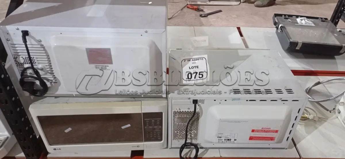 LOTE 075 - 03 MICRO-ONDAS DE MARCAS E MODELOS DIVERSOS. (NO ESTADO) ATENÇÃO! FAZER A VISITAÇÃO ANTES DE ARREMATAR, NÃO SABEMOS SE FUNCIONA, LEILÃO NÃO TEM GARANTIA E NEM DEVOLUÇÃO, SUJEITO A POSSÍVEIS AVARIAS VISÍVEIS/OCULTAS E/OU AUSÊNCIA DE COMPONENTES.