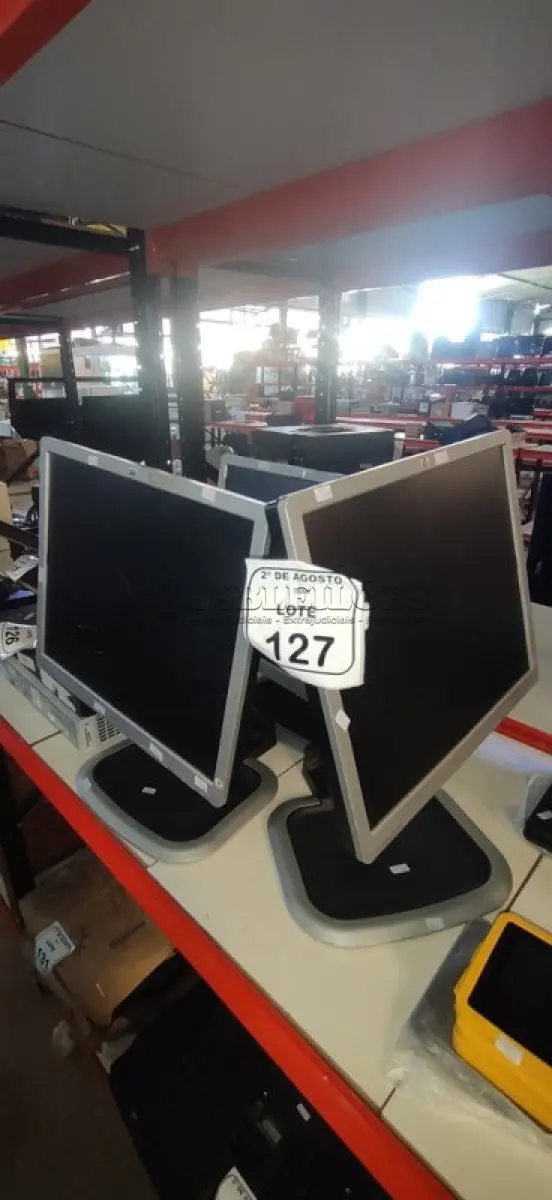 LOTE 127 - 03 MONITORES MODELO COMPAQ LA1951G MARCA HP. (NO ESTADO) ATENÇÃO! FAZER A VISITAÇÃO ANTES DE ARREMATAR, NÃO SABEMOS SE FUNCIONA, LEILÃO NÃO TEM GARANTIA E NEM DEVOLUÇÃO, SUJEITO A POSSÍVEIS AVARIAS VISÍVEIS/OCULTAS E/OU AUSÊNCIA DE COMPONENTES.