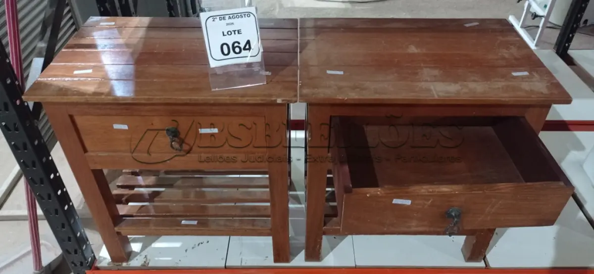 LOTE 064 - 02 CRIADOS MUDO EM MADEIRA COM 01 GAVETA. (NO ESTADO) ATENÇÃO! FAZER A VISITAÇÃO ANTES DE ARREMATAR, NÃO SABEMOS SE FUNCIONA, LEILÃO NÃO TEM GARANTIA E NEM DEVOLUÇÃO, SUJEITO A POSSÍVEIS AVARIAS VISÍVEIS/OCULTAS E/OU AUSÊNCIA DE COMPONENTES.