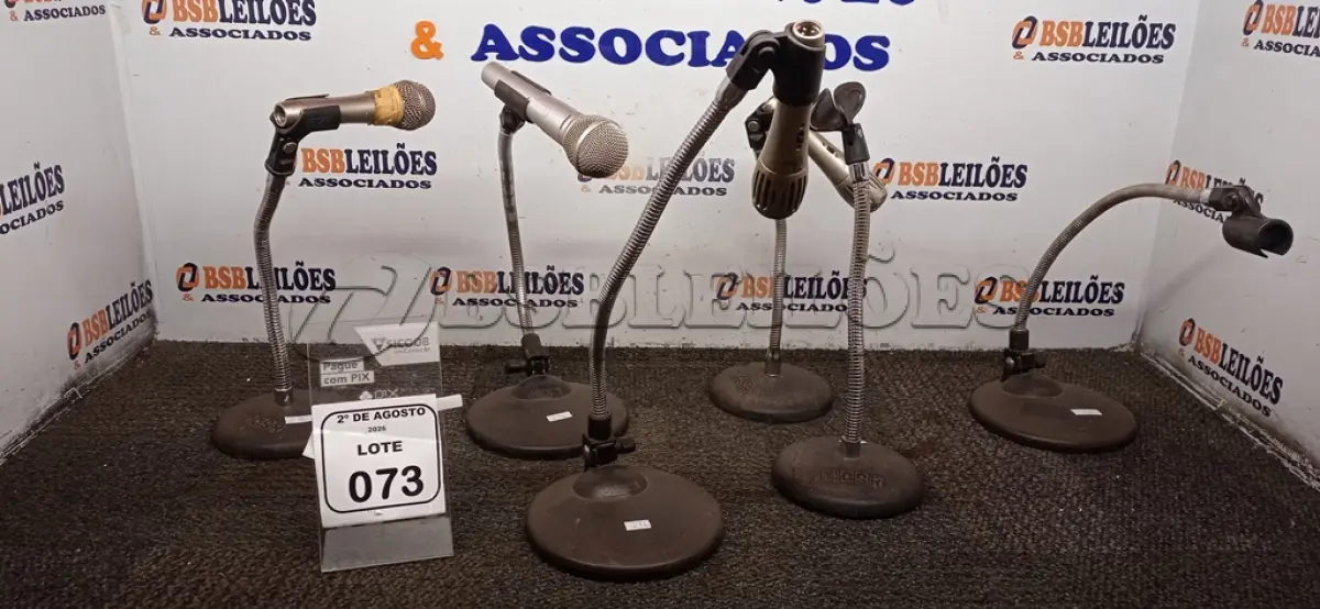 LOTE 073 - 06 SUPORTES DE MICROFONE COM 04 MICROFONES DE MARCAS E MODELOS DIVERSOS. (NO ESTADO) ATENÇÃO! FAZER A VISITAÇÃO ANTES DE ARREMATAR, NÃO SABEMOS SE FUNCIONA, LEILÃO NÃO TEM GARANTIA E NEM DEVOLUÇÃO, SUJEITO A POSSÍVEIS AVARIAS VISÍVEIS/OCULTAS E/OU AUSÊNCIA DE COMPONENTES.