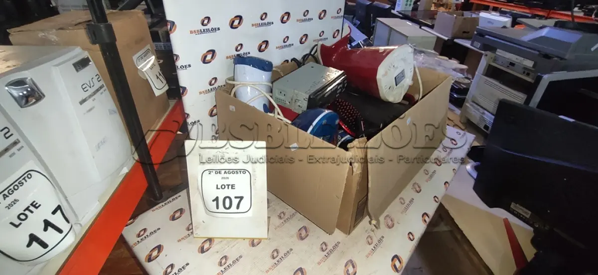 LOTE 107 - 01 PASSADOR DE ROUPA A VAPOR, 01 PIPOQUEIRA, 01 ESCOVA DE CABELO ELÉTRICA, 01 PRANCHA DE CABELO, 01 LÂMPADA DE EMERGÊNCIA, 01 LIQUIDIFICADOR E 01 APARELHO DE SOM AUTOMOTIVO. (NO ESTADO) ATENÇÃO! FAZER A VISITAÇÃO ANTES DE ARREMATAR, NÃO SABEMOS SE FUNCIONA, LEILÃO NÃO TEM GARANTIA E NEM DEVOLUÇÃO, SUJEITO A POSSÍVEIS AVARIAS VISÍVEIS/OCULTAS E/OU AUSÊNCIA DE COMPONENTES.