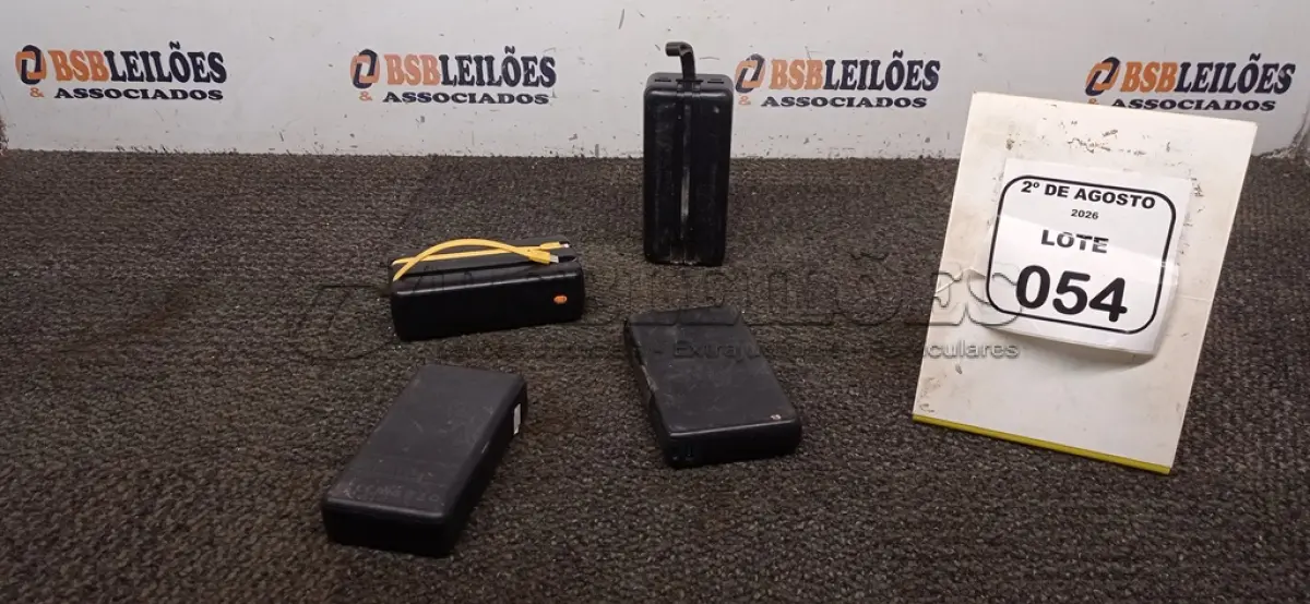 LOTE 054 - 04 POWER BANK DE MARCAS DIVERSAS. (NO ESTADO) ATENÇÃO! FAZER A VISITAÇÃO ANTES DE ARREMATAR, NÃO SABEMOS SE FUNCIONA, LEILÃO NÃO TEM GARANTIA E NEM DEVOLUÇÃO, SUJEITO A POSSÍVEIS AVARIAS VISÍVEIS/OCULTAS E/OU AUSÊNCIA DE COMPONENTES.