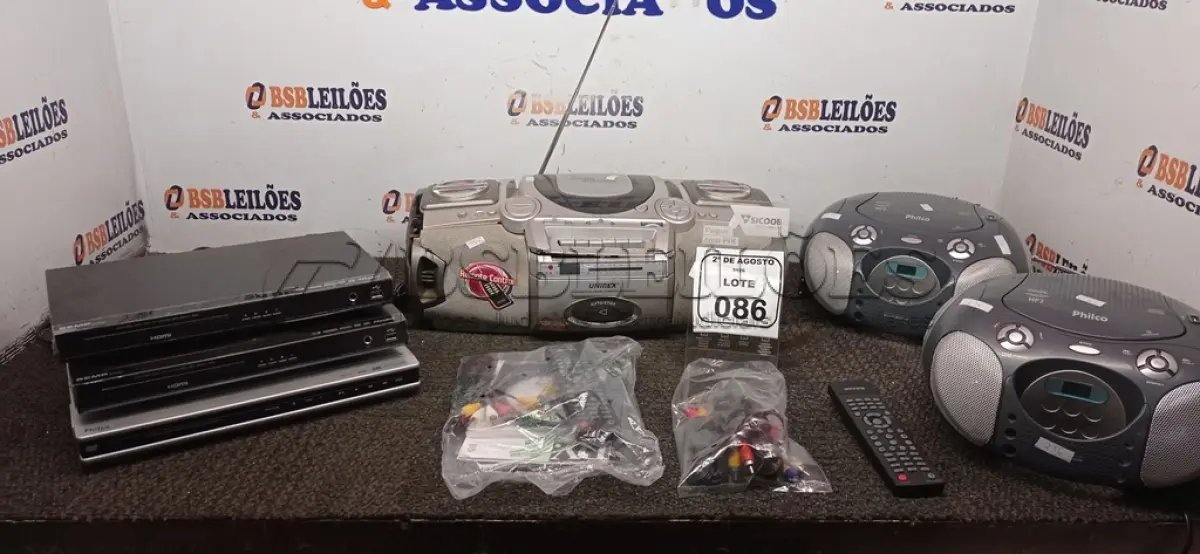 LOTE 086 - 03 APARELHOS DE DVD E 03 APARELHOS DE SOM PORTÁTEIS DE MARCAS E MODELOS DIVERSOS. (NO ESTADO) ATENÇÃO! FAZER A VISITAÇÃO ANTES DE ARREMATAR, NÃO SABEMOS SE FUNCIONA, LEILÃO NÃO TEM GARANTIA E NEM DEVOLUÇÃO, SUJEITO A POSSÍVEIS AVARIAS VISÍVEIS/OCULTAS E/OU AUSÊNCIA DE COMPONENTES.
