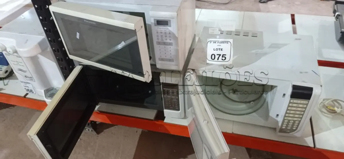 LOTE 075 - 03 MICRO-ONDAS DE MARCAS E MODELOS DIVERSOS. (NO ESTADO) ATENÇÃO! FAZER A VISITAÇÃO ANTES DE ARREMATAR, NÃO SABEMOS SE FUNCIONA, LEILÃO NÃO TEM GARANTIA E NEM DEVOLUÇÃO, SUJEITO A POSSÍVEIS AVARIAS VISÍVEIS/OCULTAS E/OU AUSÊNCIA DE COMPONENTES.
