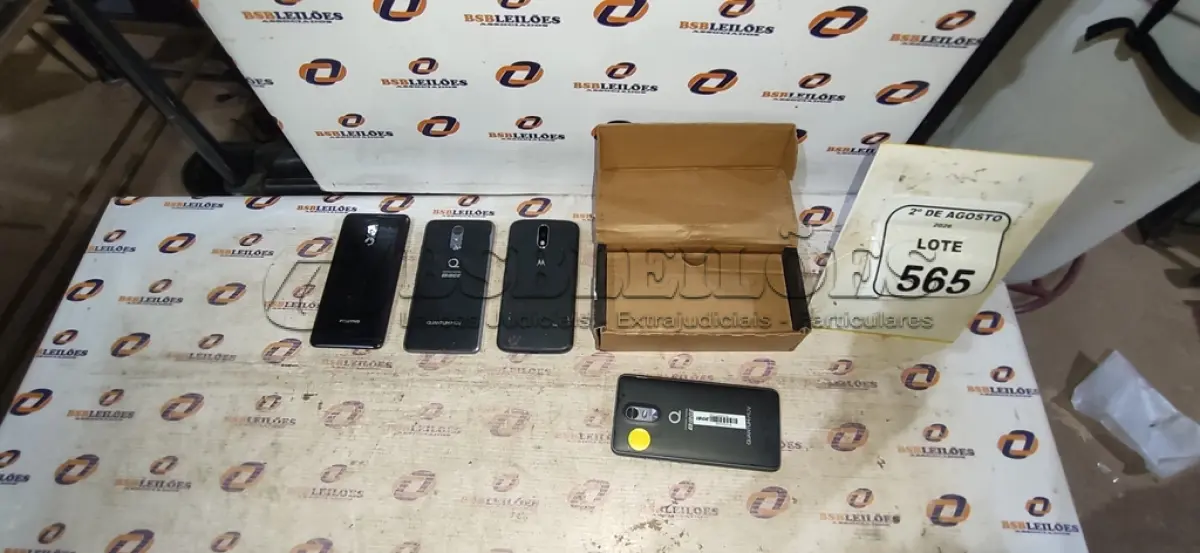 LOTE 565 - 04 CELULARES MARCA QUANTUM. (NO ESTADO) ATENÇÃO! FAZER A VISITAÇÃO ANTES DE ARREMATAR, NÃO SABEMOS SE FUNCIONA, LEILÃO NÃO TEM GARANTIA E NEM DEVOLUÇÃO, SUJEITO A POSSÍVEIS AVARIAS VISÍVEIS/OCULTAS E/OU AUSÊNCIA DE COMPONENTES.