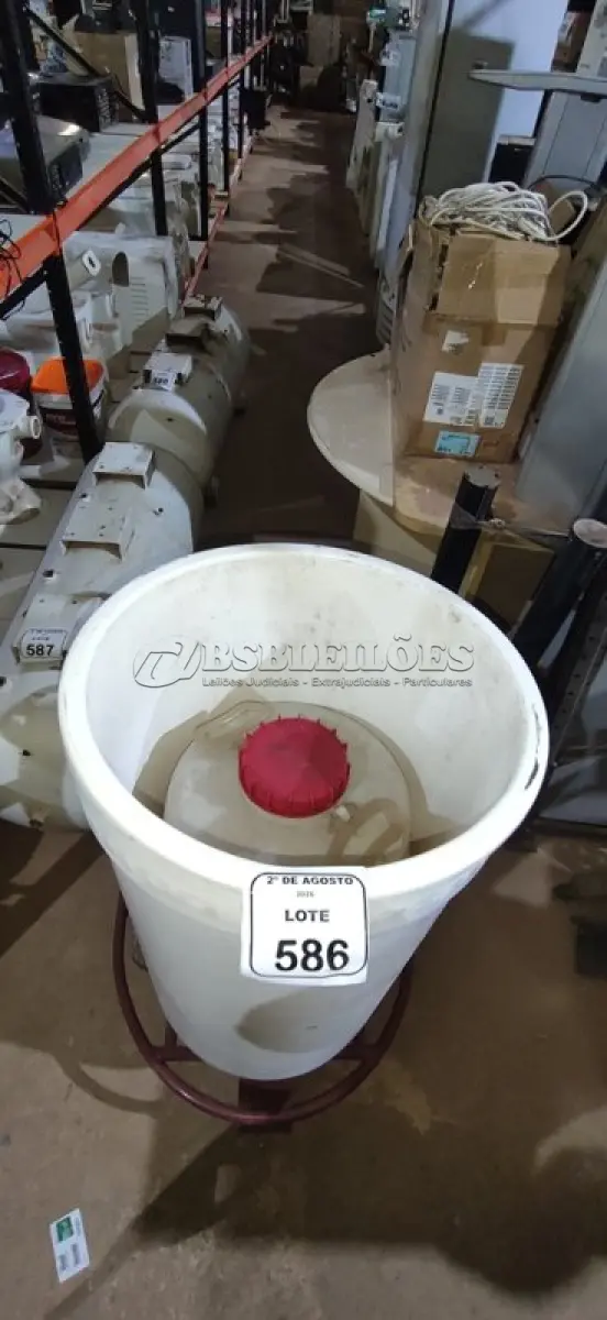 LOTE 586 - 01 CARRINHO COOLER NA COR BRANCA E 01 GALÃO DE PLÁSTICO. (NO ESTADO) ATENÇÃO! FAZER A VISITAÇÃO ANTES DE ARREMATAR, NÃO SABEMOS SE FUNCIONA, LEILÃO NÃO TEM GARANTIA E NEM DEVOLUÇÃO, SUJEITO A POSSÍVEIS AVARIAS VISÍVEIS/OCULTAS E/OU AUSÊNCIA DE COMPONENTES.