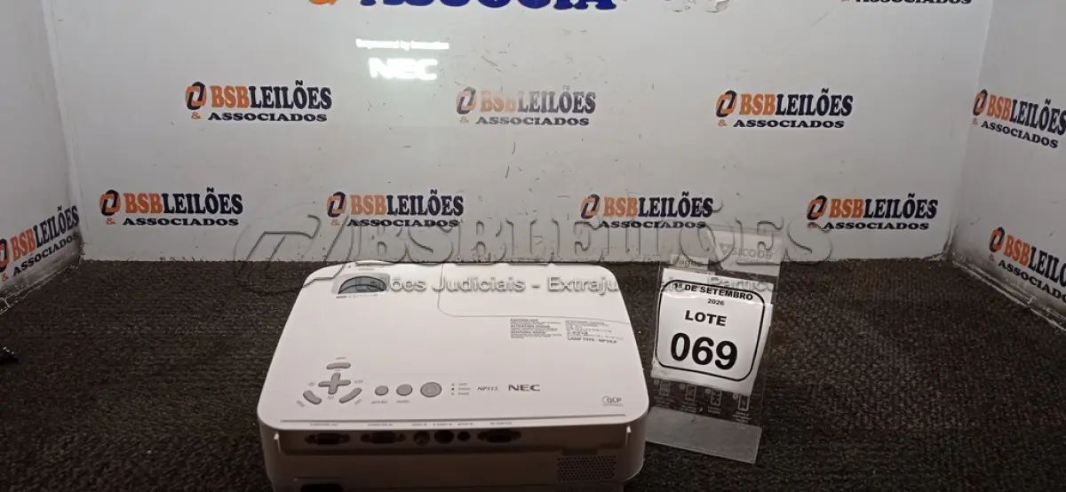 01 PROJETOR MARCA NEC SEM CABOS