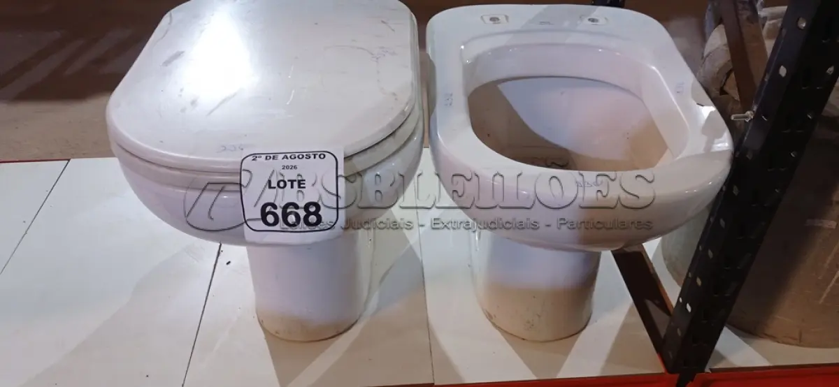 LOTE 668 - 02 VASOS SANITÁRIOS. (NO ESTADO) ATENÇÃO! FAZER A VISITAÇÃO ANTES DE ARREMATAR, NÃO SABEMOS SE FUNCIONA, LEILÃO NÃO TEM GARANTIA E NEM DEVOLUÇÃO, SUJEITO A POSSÍVEIS AVARIAS VISÍVEIS/OCULTAS E/OU AUSÊNCIA DE COMPONENTES.