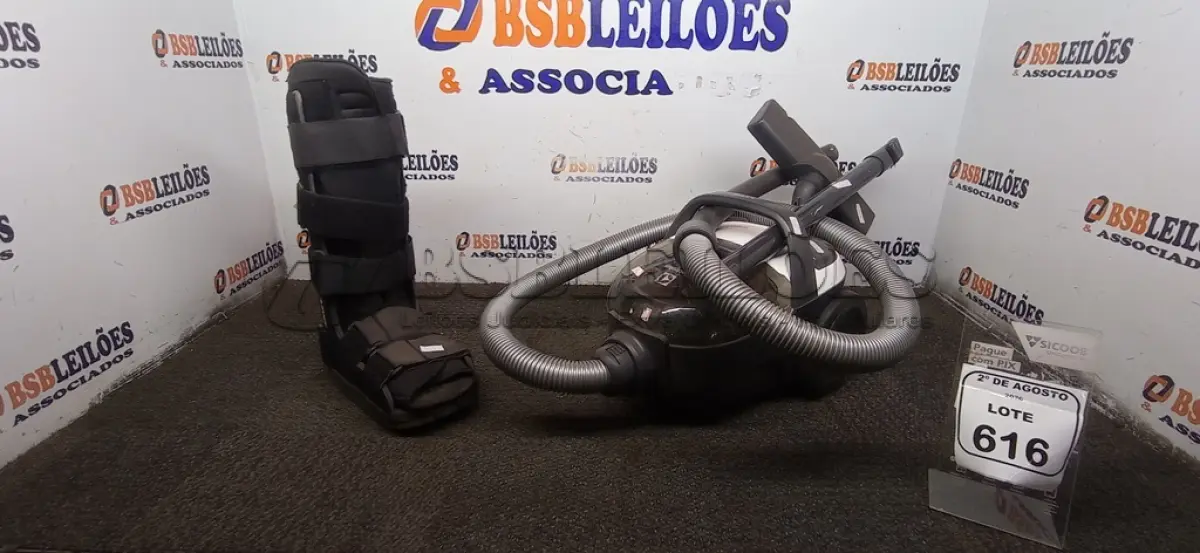 LOTE 616 - 01 ASPIRADOR DE PÓ 220V MARCA ELECTROLUX E 01 BOTA ORTOPÉDICA MARCA MERCUR. (NO ESTADO) ATENÇÃO! FAZER A VISITAÇÃO ANTES DE ARREMATAR, NÃO SABEMOS SE FUNCIONA, LEILÃO NÃO TEM GARANTIA E NEM DEVOLUÇÃO, SUJEITO A POSSÍVEIS AVARIAS VISÍVEIS/OCULTAS E/OU AUSÊNCIA DE COMPONENTES.