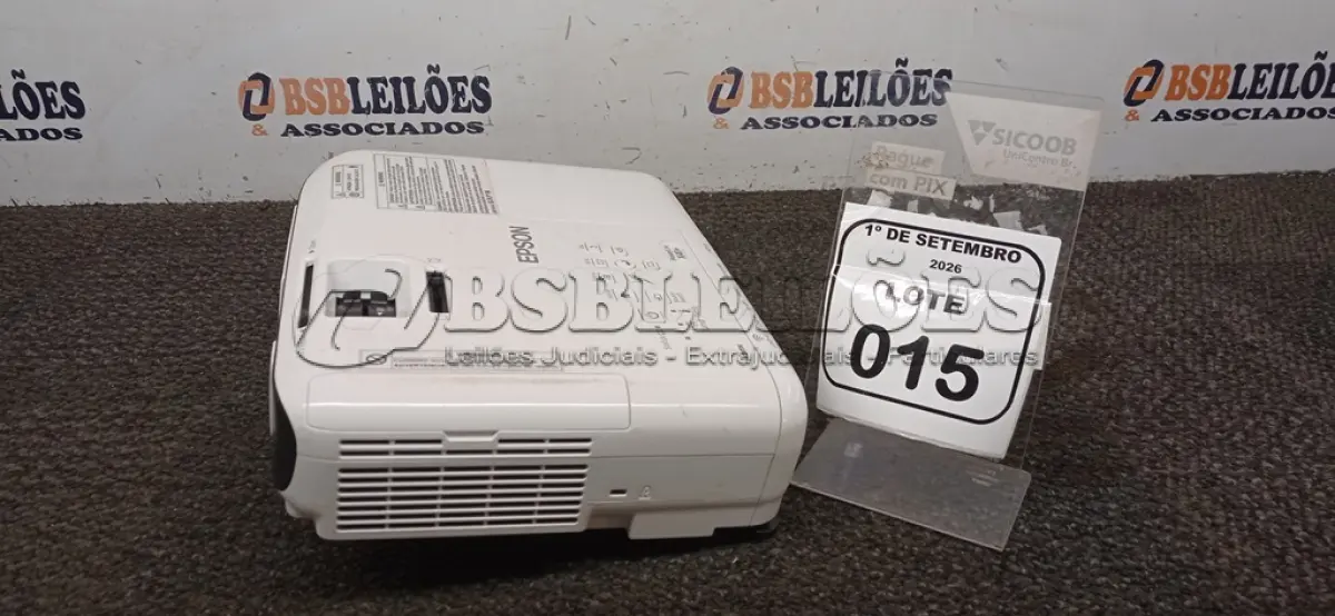 LOTE 015 - 01 PROJETOR MARCA EPSON SEM CABOS. (NO ESTADO) ATENÇÃO! FAZER A VISITAÇÃO ANTES DE ARREMATAR, NÃO SABEMOS SE FUNCIONA, LEILÃO NÃO TEM GARANTIA E NEM DEVOLUÇÃO, SUJEITO A POSSÍVEIS AVARIAS VISÍVEIS/OCULTAS E/OU AUSÊNCIA DE COMPONENTES.