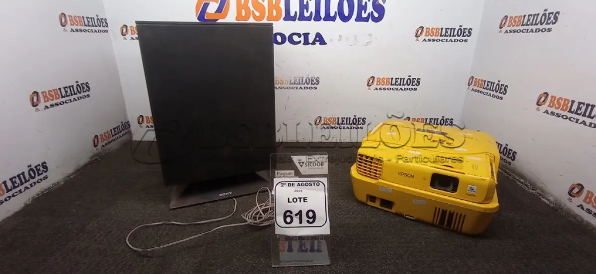 LOTE 619 - 01 PROJETOR MARCA EPSON E 01 CAIXA DE SOM MARCA SONY. (NO ESTADO) ATENÇÃO! FAZER A VISITAÇÃO ANTES DE ARREMATAR, NÃO SABEMOS SE FUNCIONA, LEILÃO NÃO TEM GARANTIA E NEM DEVOLUÇÃO, SUJEITO A POSSÍVEIS AVARIAS VISÍVEIS/OCULTAS E/OU AUSÊNCIA DE COMPONENTES.