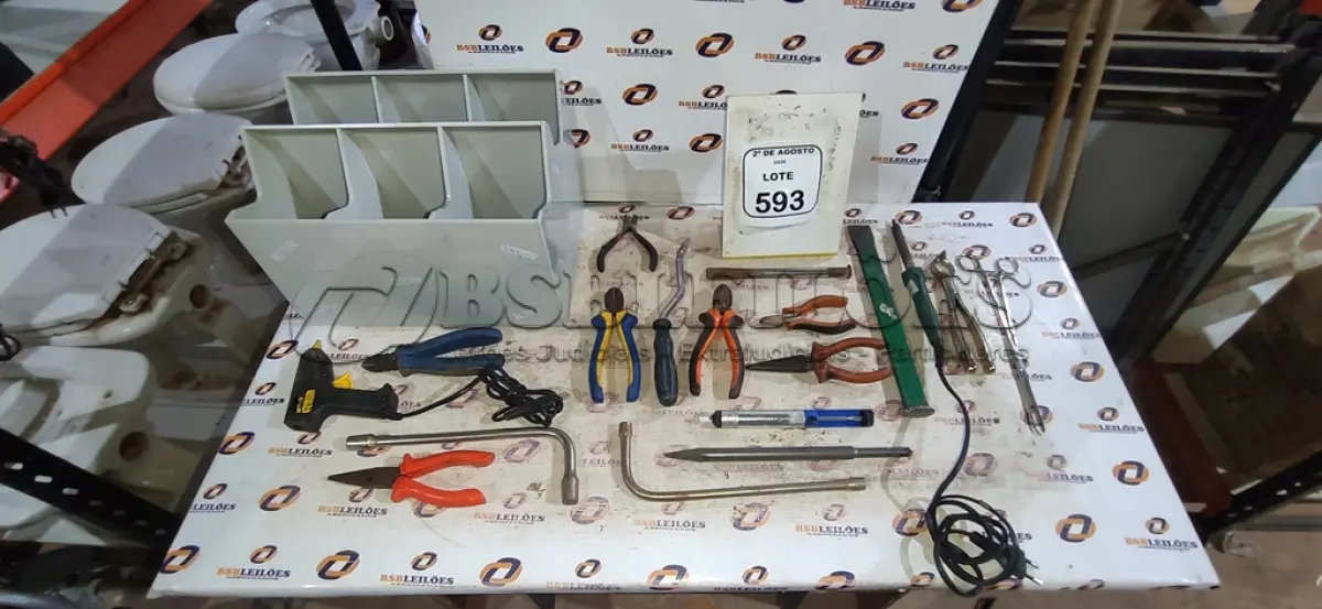 LOTE 593 - 01 CAIXA DE FERRAMENTAS COM DIVISÓRIAS COM VÁRIAS FERRAMENTAS DE MODELOS DIVERSOS. (NO ESTADO) ATENÇÃO! FAZER A VISITAÇÃO ANTES DE ARREMATAR, NÃO SABEMOS SE FUNCIONA, LEILÃO NÃO TEM GARANTIA E NEM DEVOLUÇÃO, SUJEITO A POSSÍVEIS AVARIAS VISÍVEIS/OCULTAS E/OU AUSÊNCIA DE COMPONENTES.
